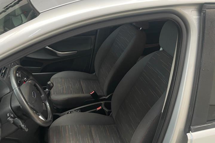 Grå Ford C-MAX fra 2010