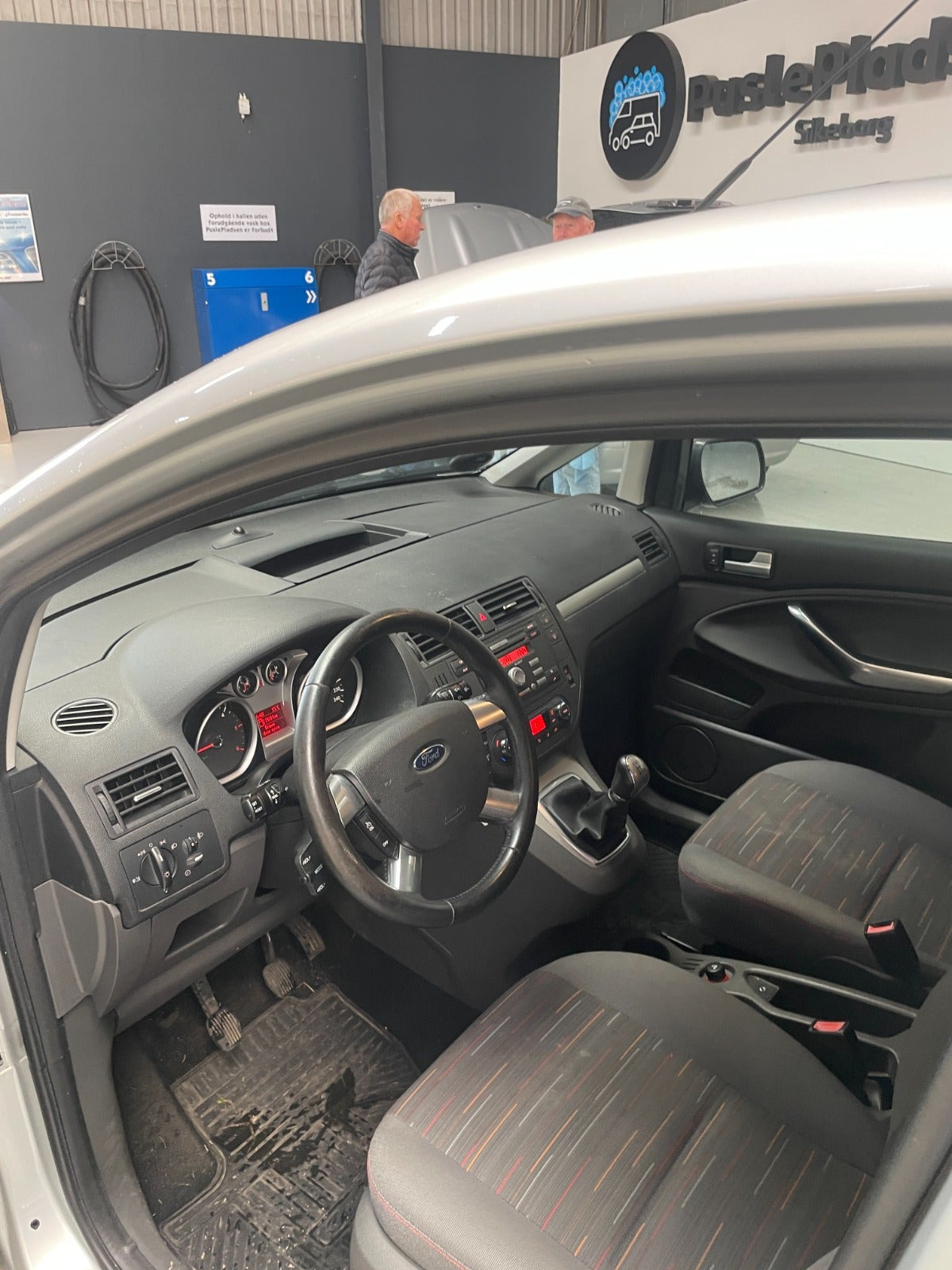 Grå Ford C-MAX fra 2010