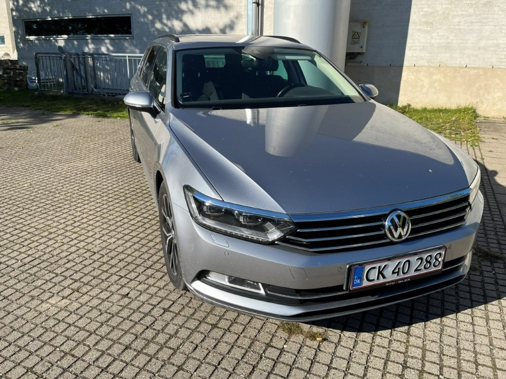 Grå VW Passat fra 2018