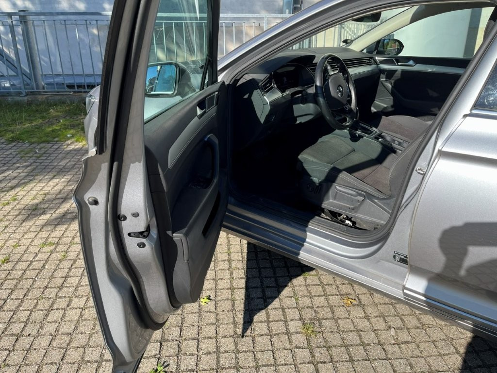 Grå VW Passat fra 2018