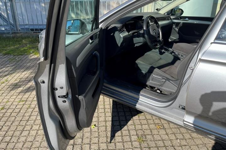 Grå VW Passat fra 2018