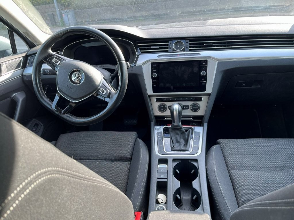 Grå VW Passat fra 2018