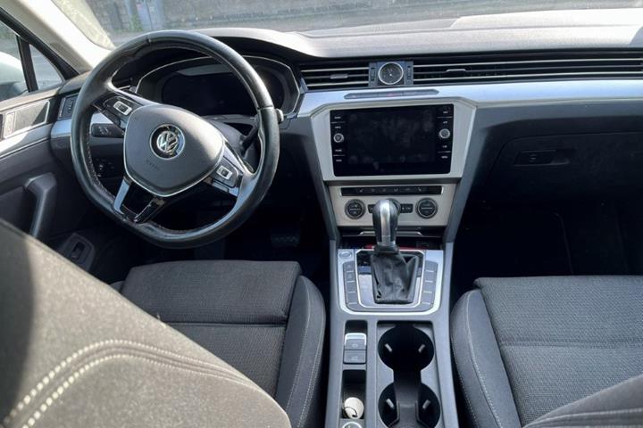 Grå VW Passat fra 2018