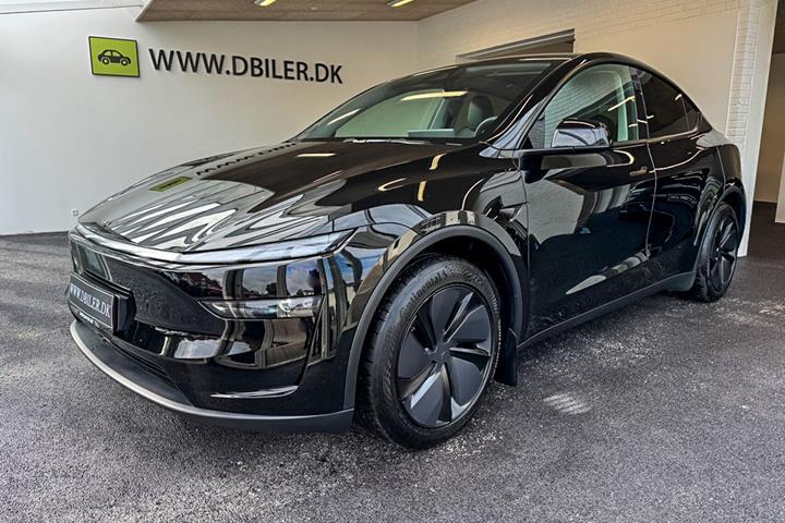 Sort Tesla Model Y fra 2025 set udefra