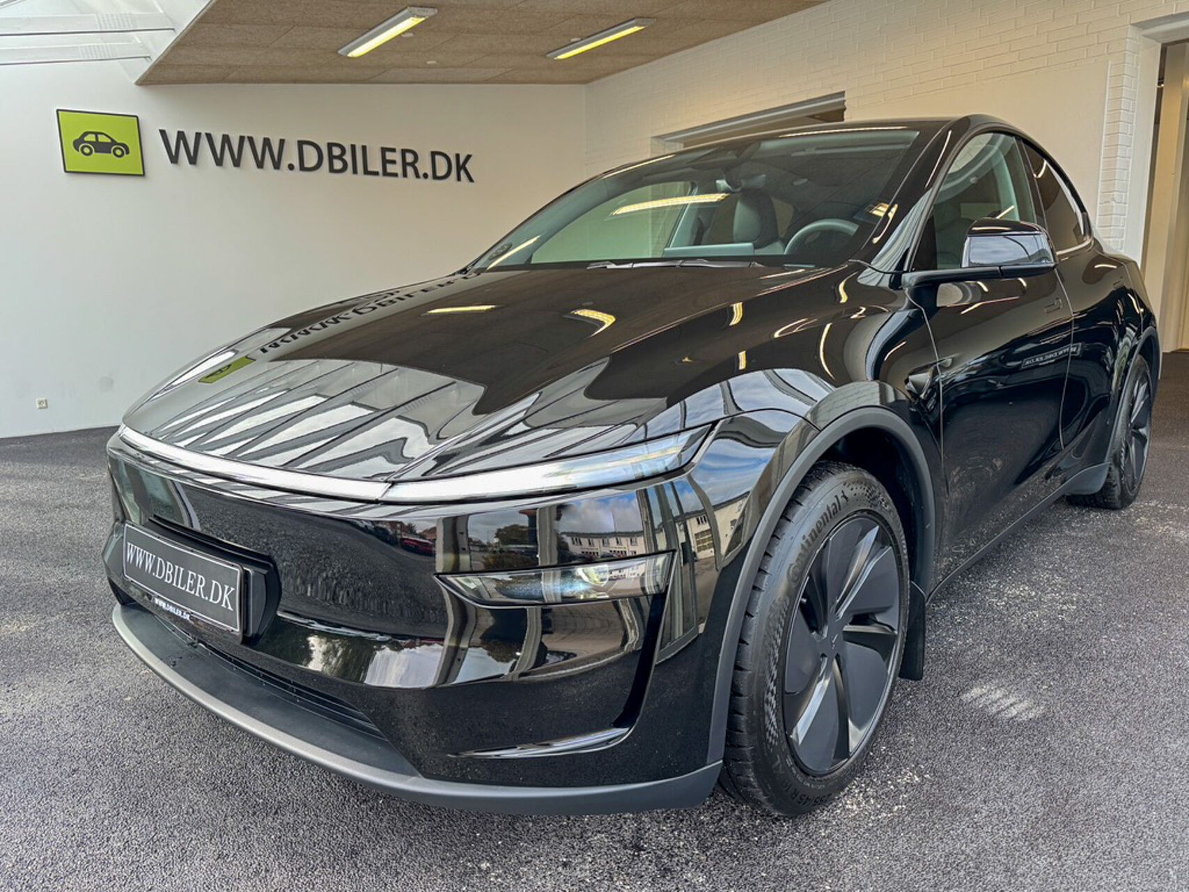 Sort Tesla Model Y fra 2025