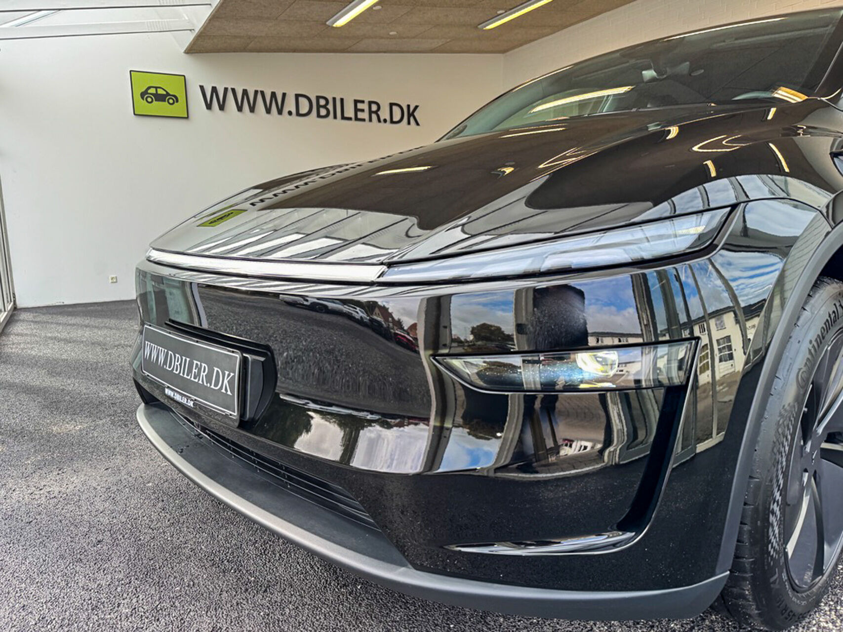 Sort Tesla Model Y fra 2025