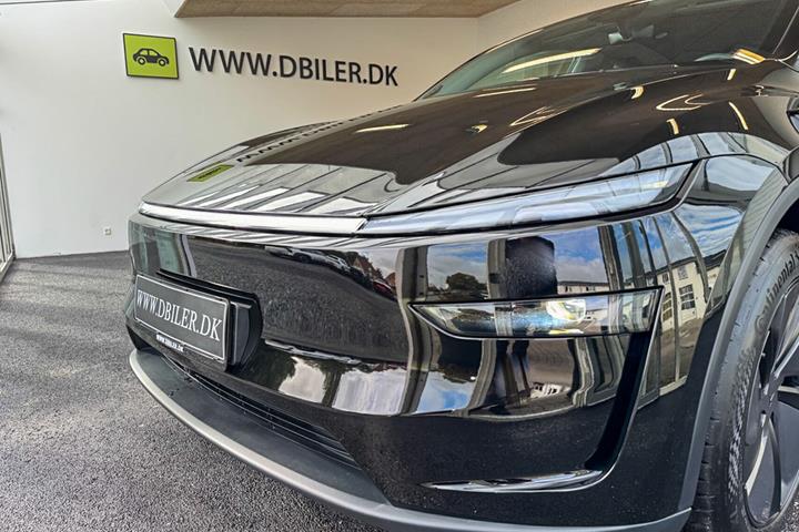 Sort Tesla Model Y fra 2025