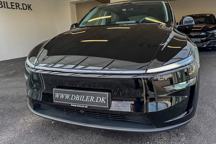 Sort Tesla Model Y fra 2025