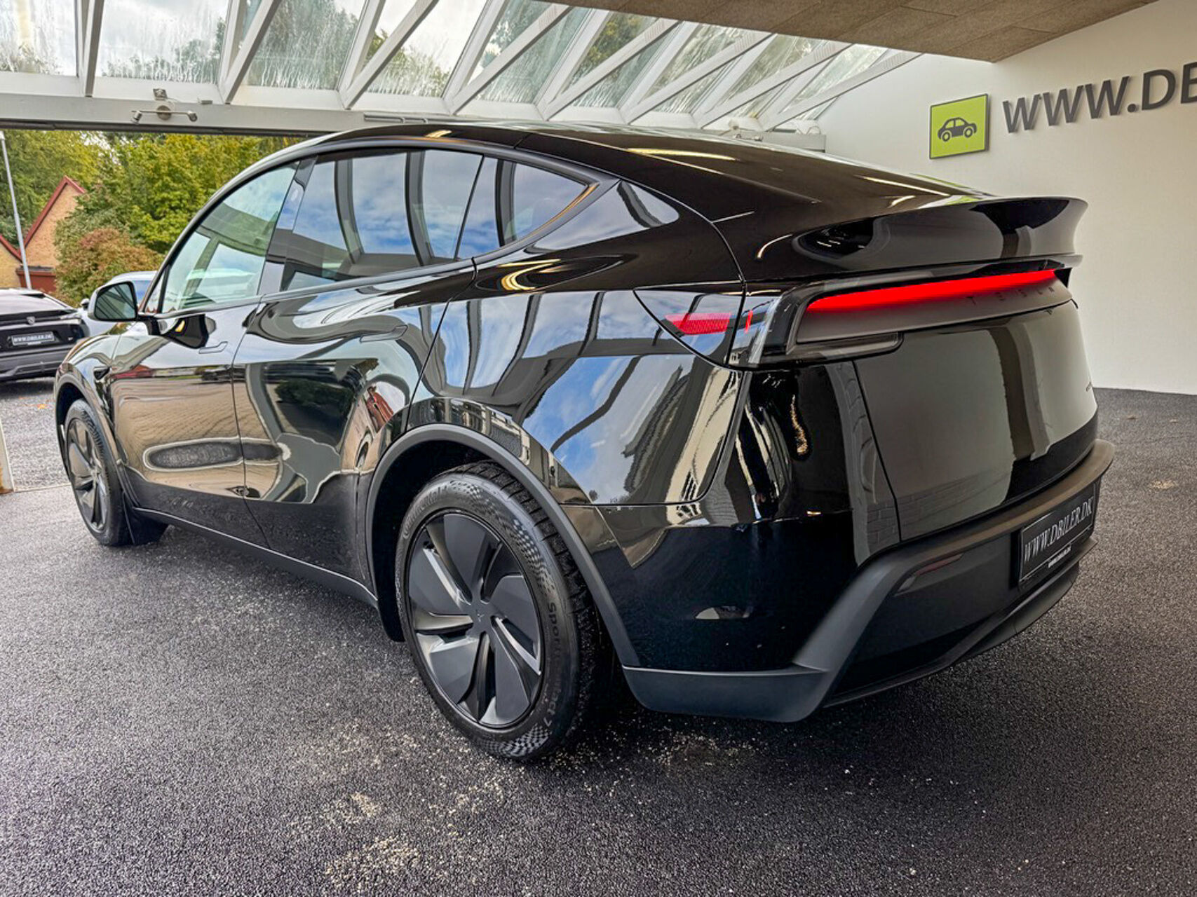 Sort Tesla Model Y fra 2025