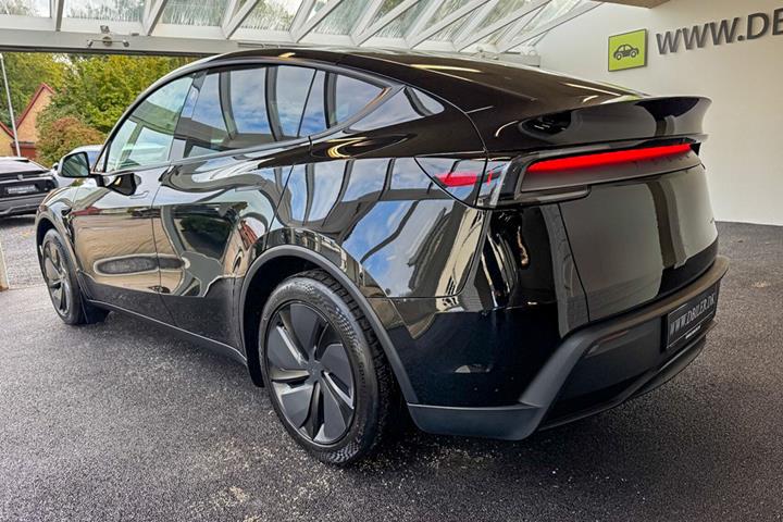 Sort Tesla Model Y fra 2025