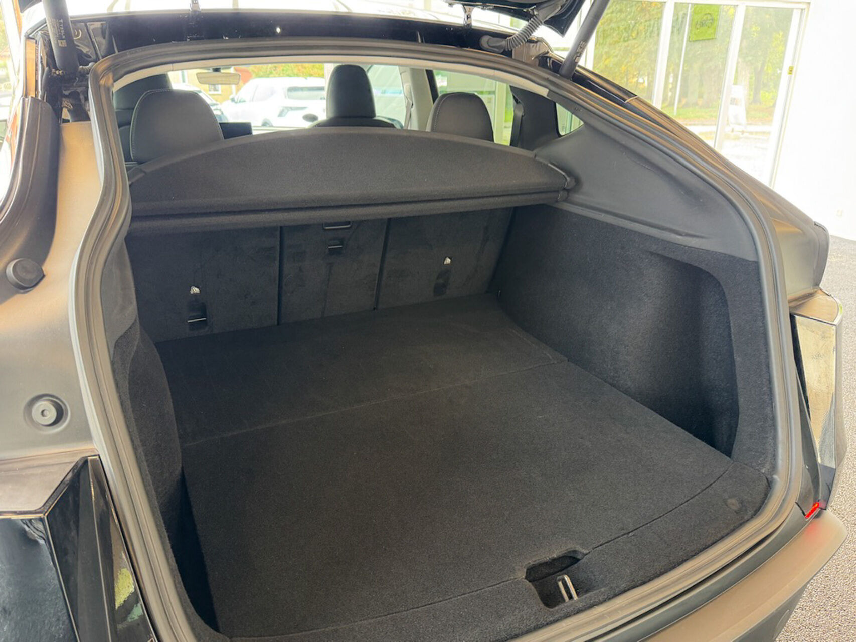 Sort Tesla Model Y fra 2025