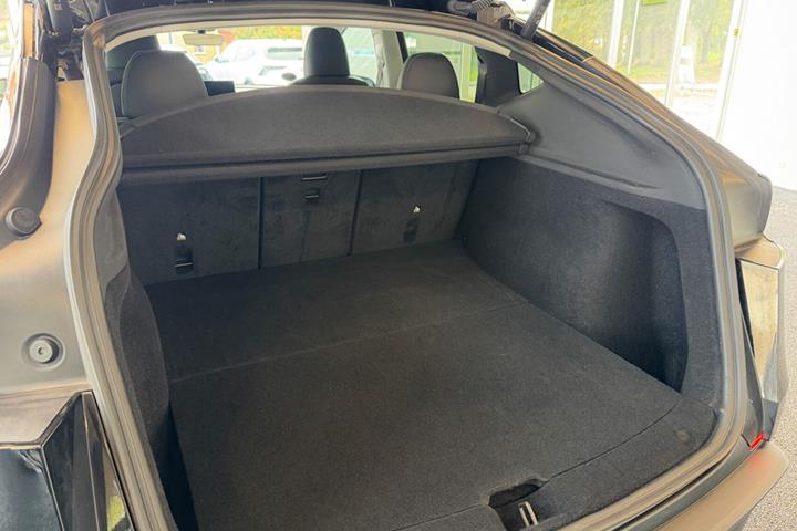 Sort Tesla Model Y fra 2025