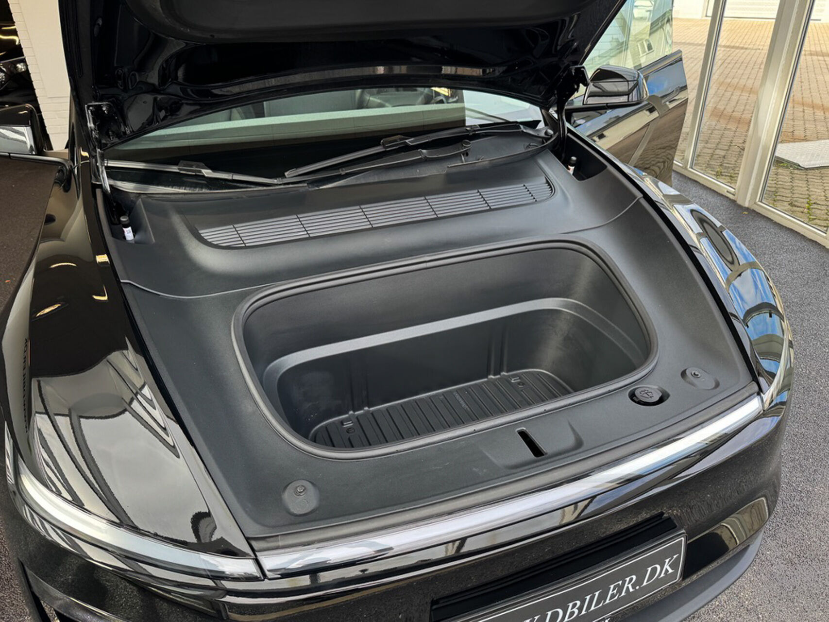 Sort Tesla Model Y fra 2025