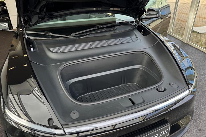 Sort Tesla Model Y fra 2025