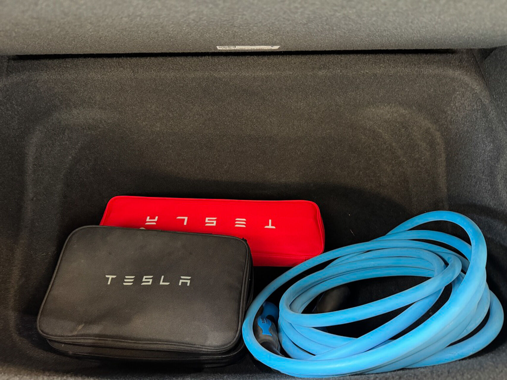 Sort Tesla Model Y fra 2025