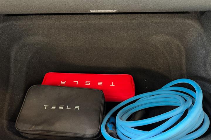 Sort Tesla Model Y fra 2025