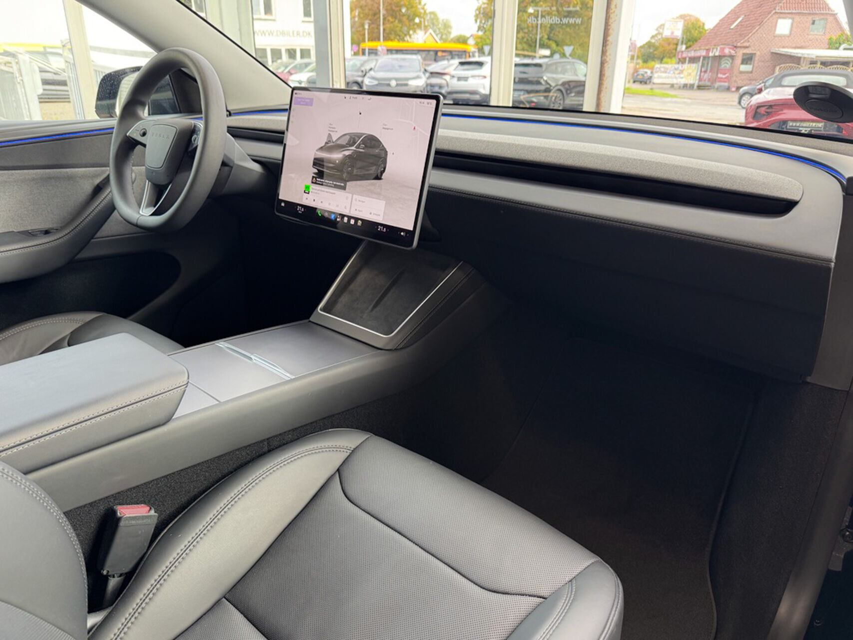 Sort Tesla Model Y fra 2025