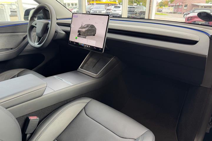 Sort Tesla Model Y fra 2025