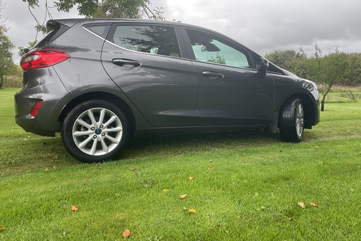 Grå Ford Fiesta fra 2018