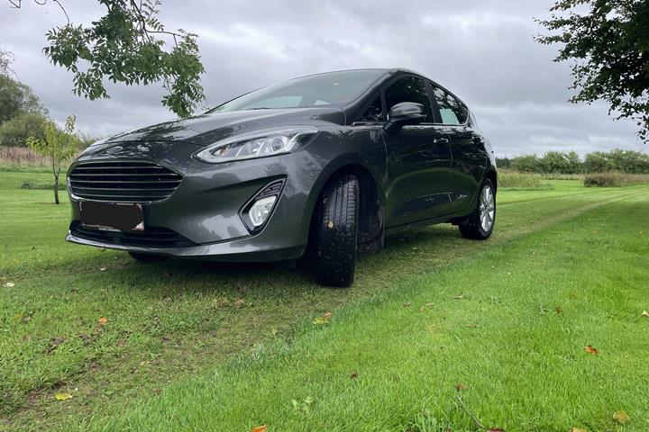 Grå Ford Fiesta fra 2018