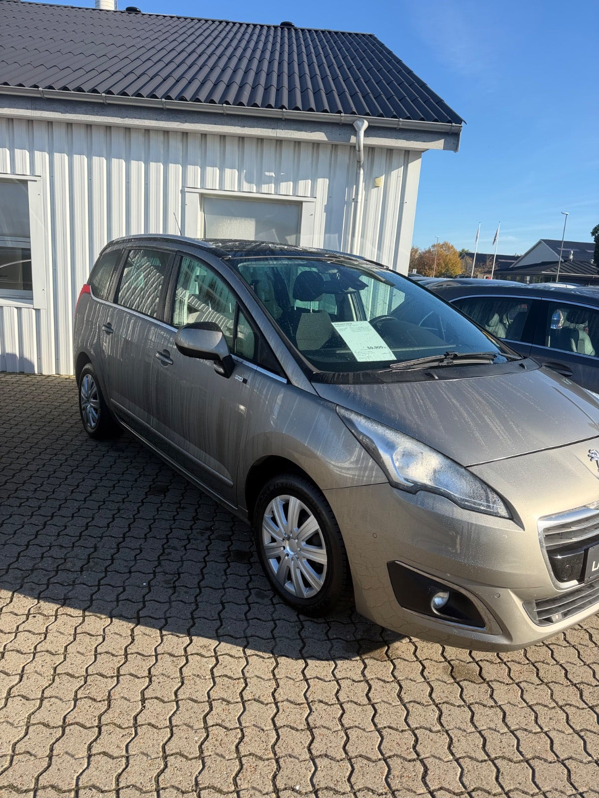 Orange Peugeot 5008 fra 2016