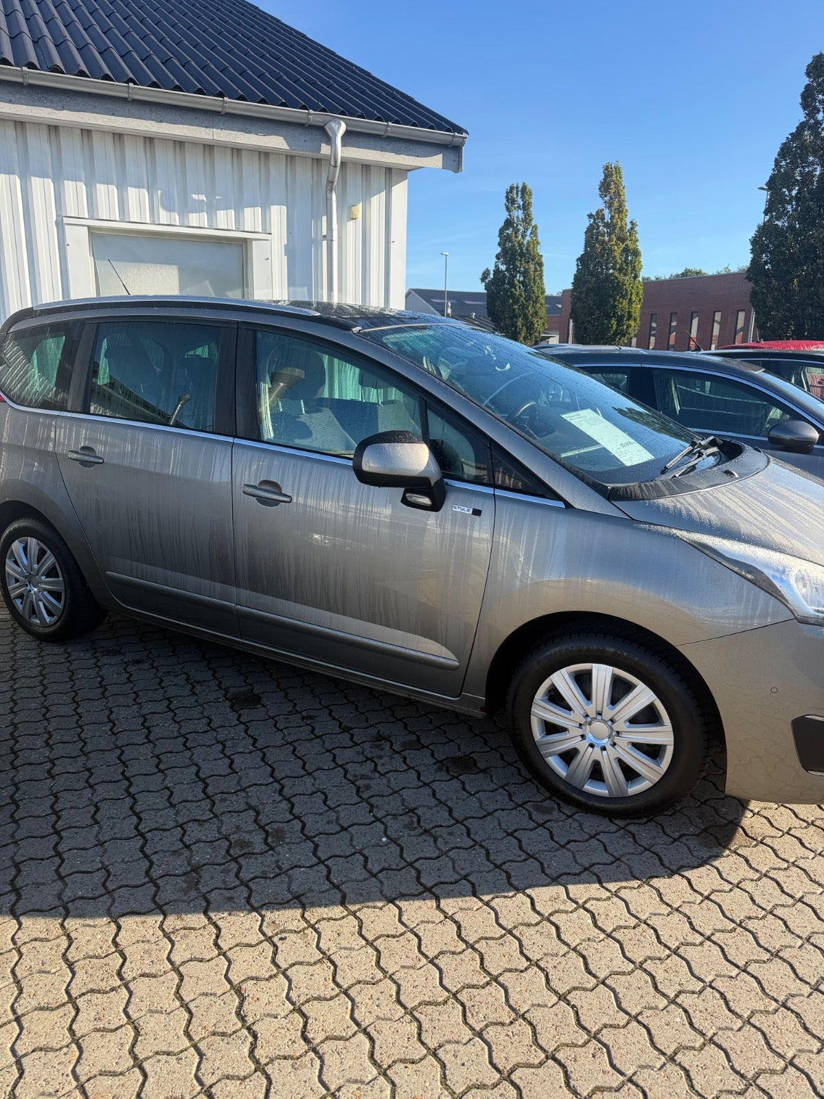 Orange Peugeot 5008 fra 2016