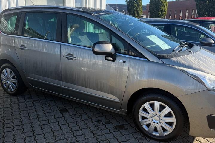 Orange Peugeot 5008 fra 2016