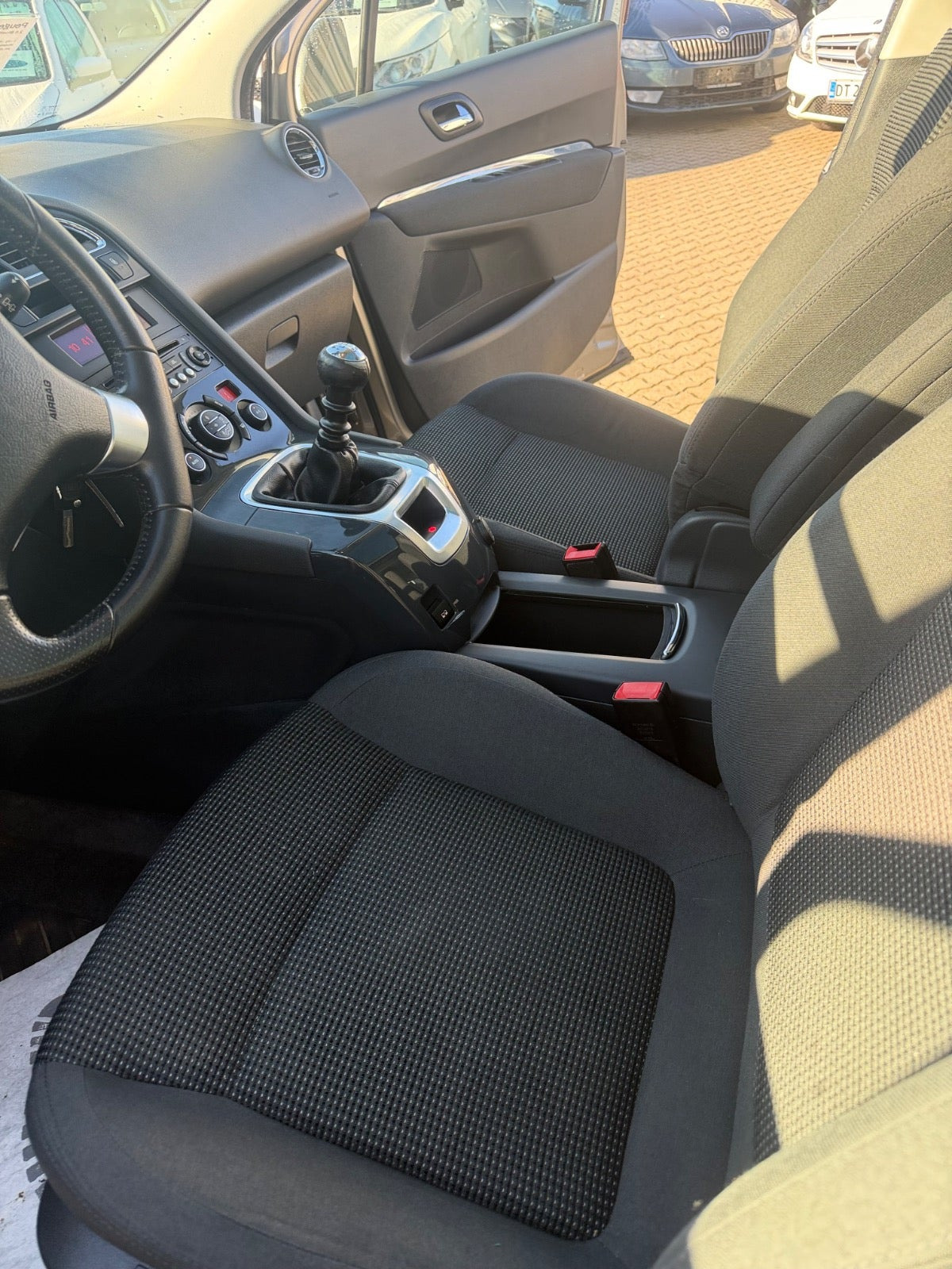 Orange Peugeot 5008 fra 2016
