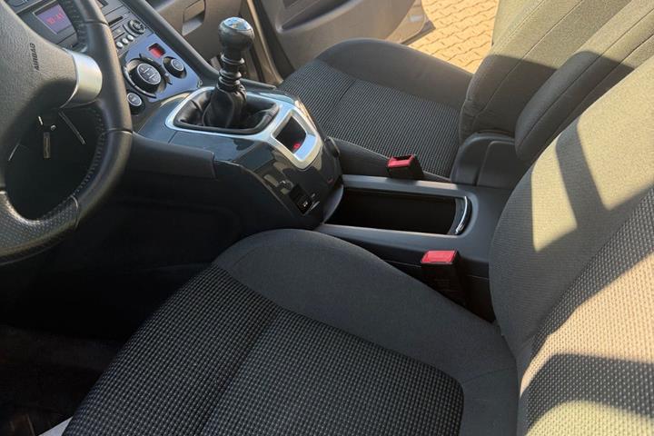 Orange Peugeot 5008 fra 2016