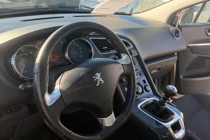Orange Peugeot 5008 fra 2016