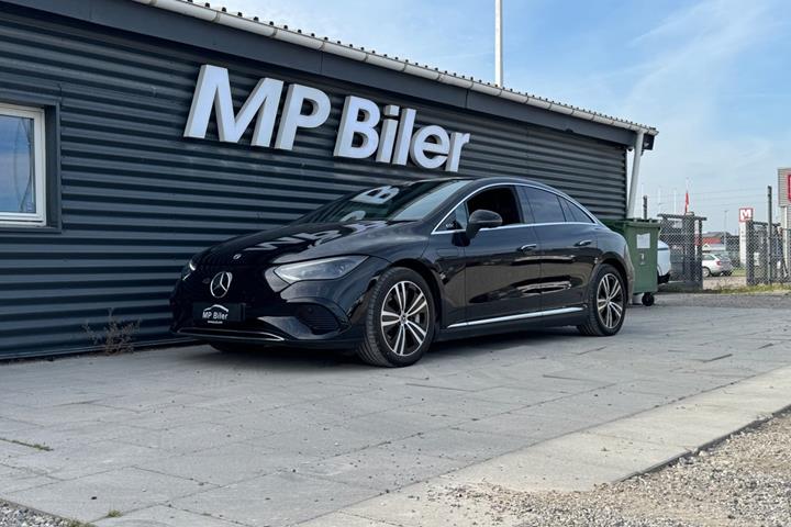 Sort Mercedes EQE300 fra 2024