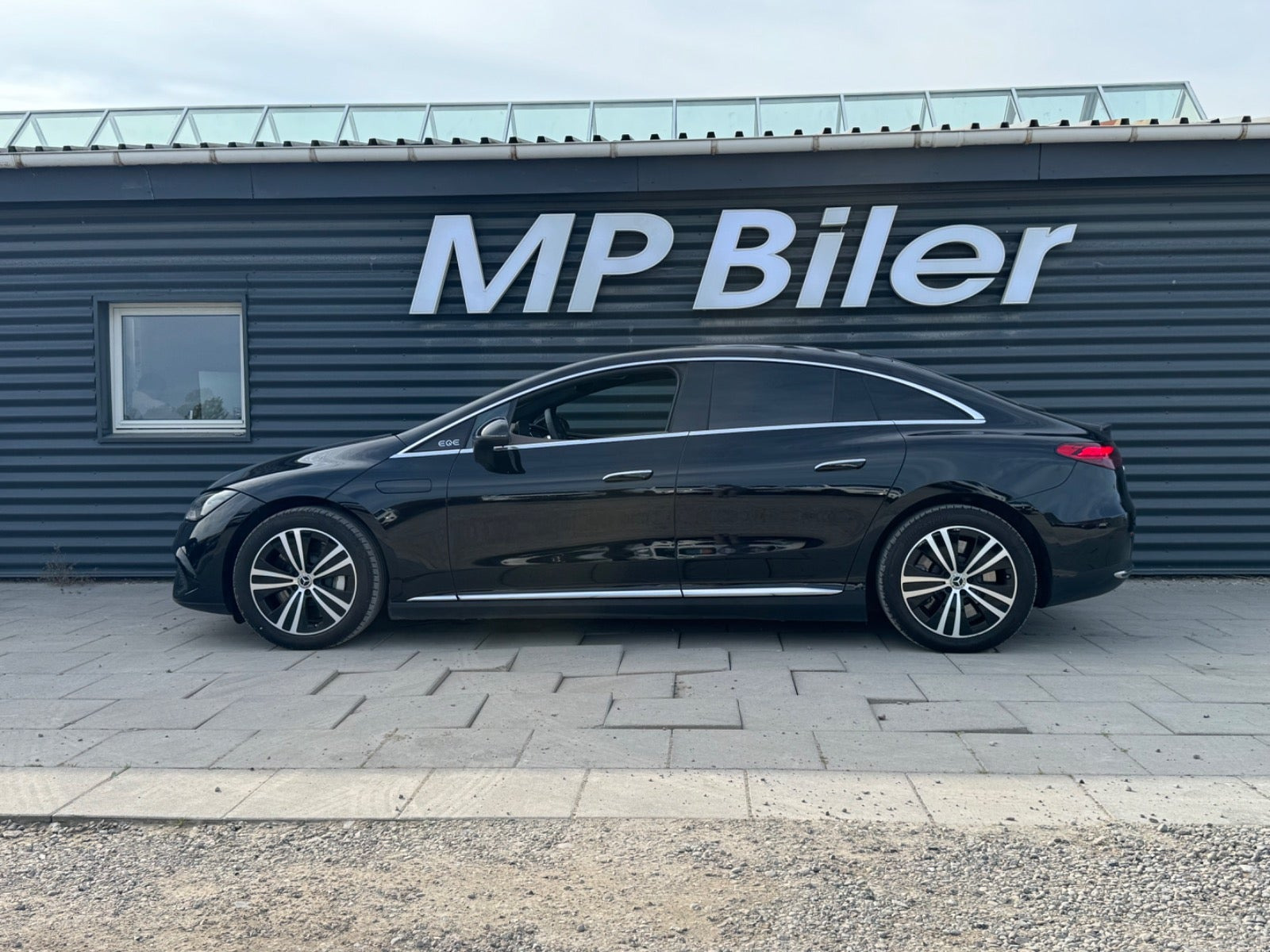 Sort Mercedes EQE300 fra 2024
