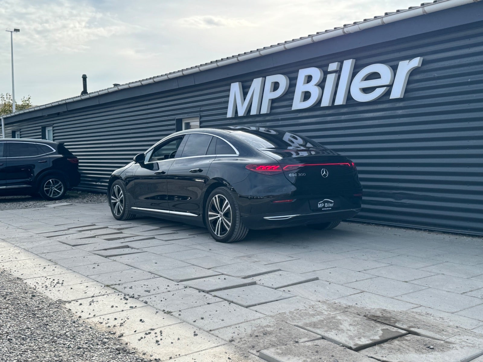 Sort Mercedes EQE300 fra 2024