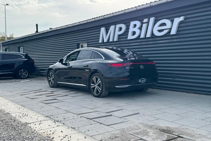 Sort Mercedes EQE300 fra 2024