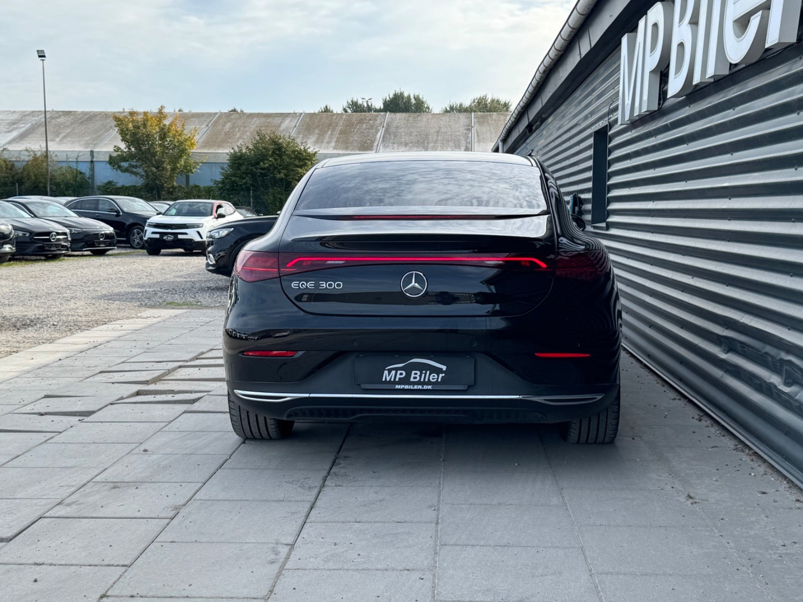 Sort Mercedes EQE300 fra 2024