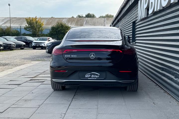 Sort Mercedes EQE300 fra 2024