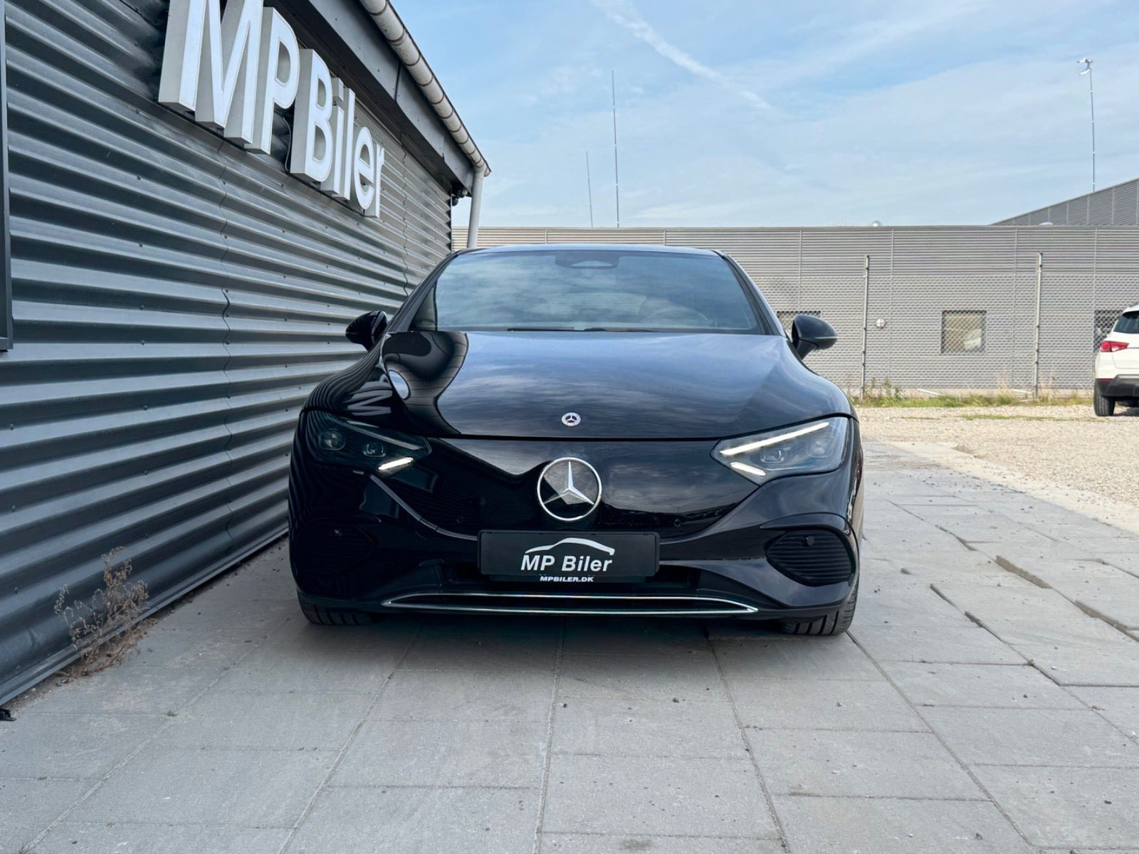 Sort Mercedes EQE300 fra 2024
