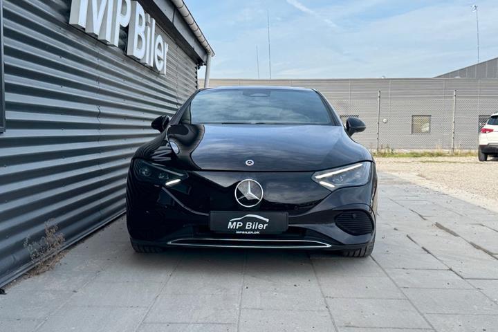 Sort Mercedes EQE300 fra 2024