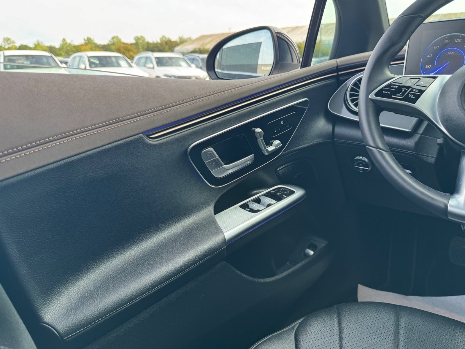 Sort Mercedes EQE300 fra 2024
