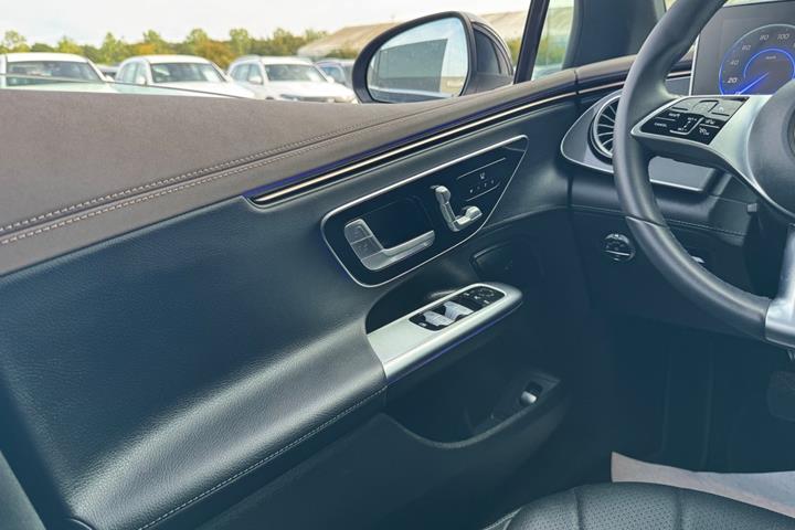 Sort Mercedes EQE300 fra 2024