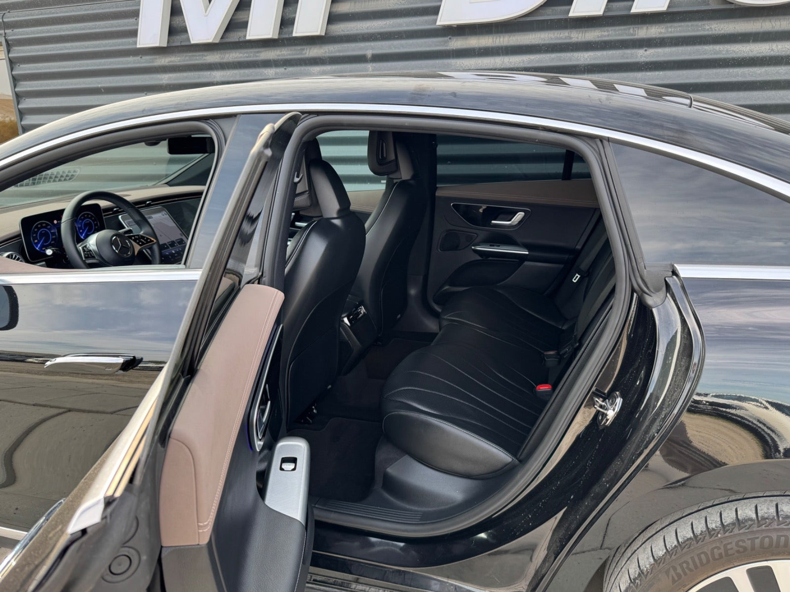 Sort Mercedes EQE300 fra 2024