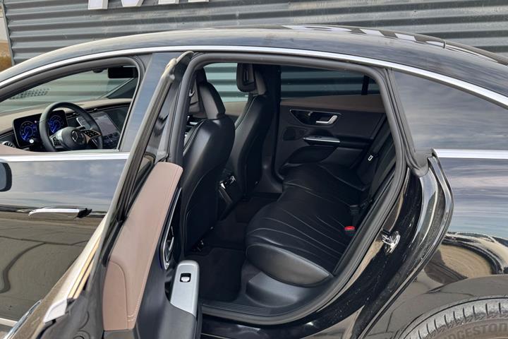 Sort Mercedes EQE300 fra 2024