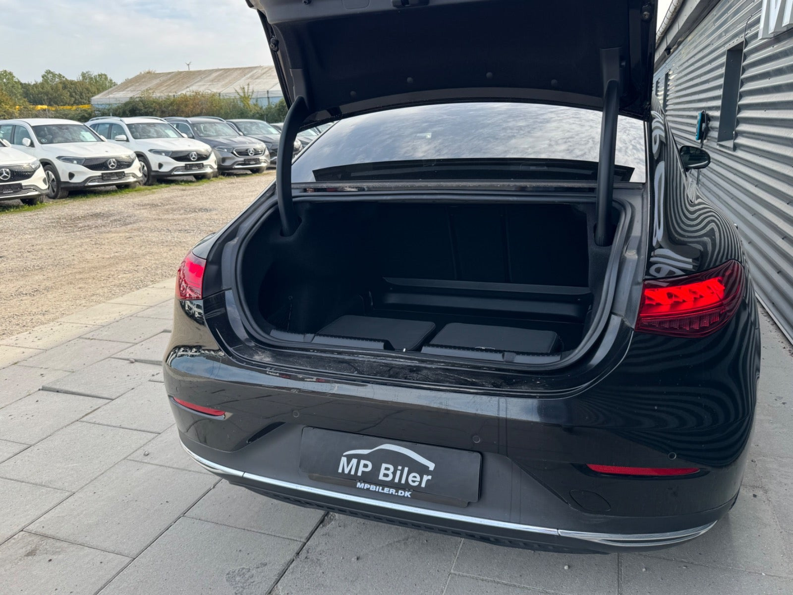 Sort Mercedes EQE300 fra 2024