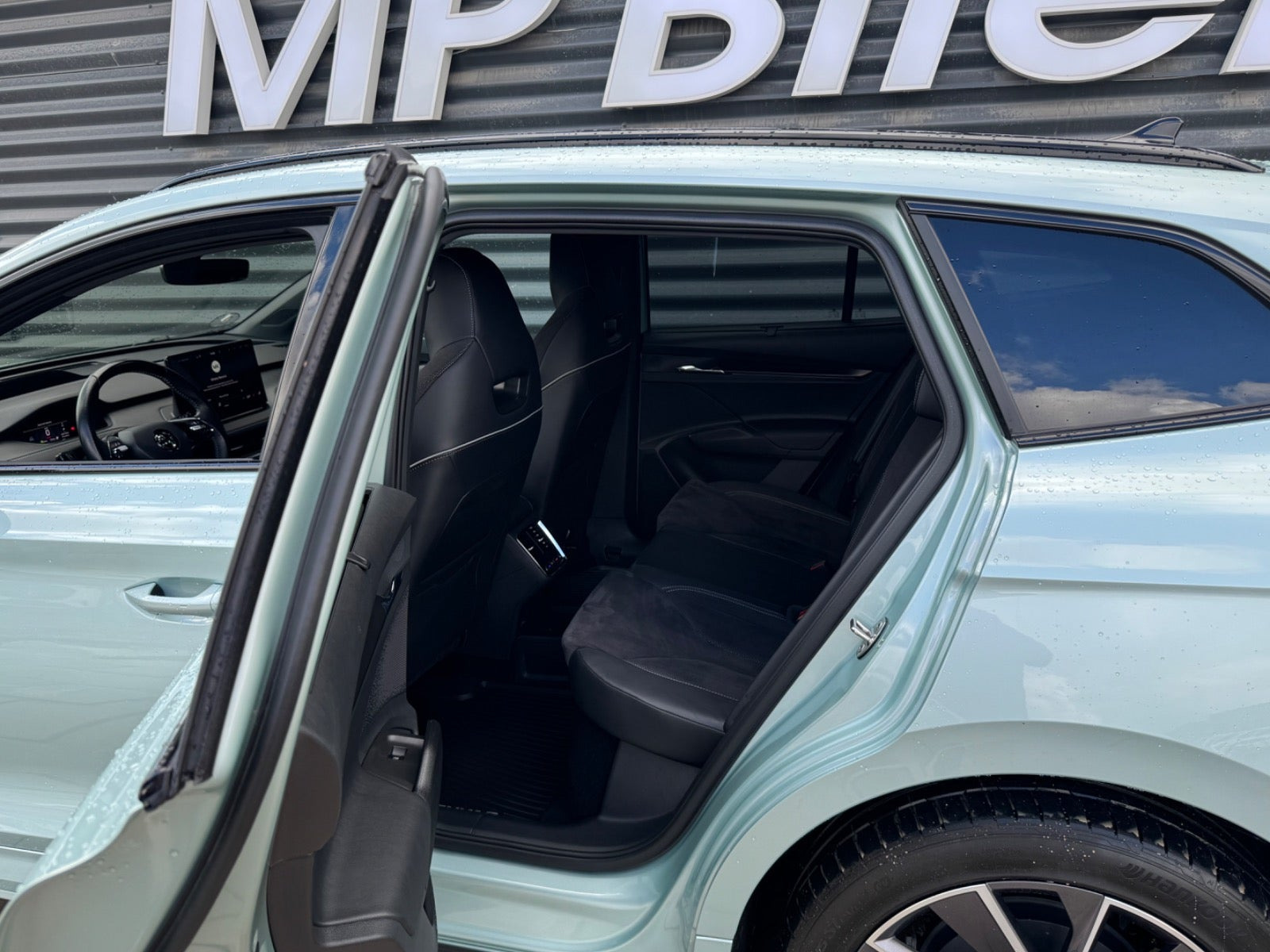 Turquoise Skoda Enyaq fra 2024
