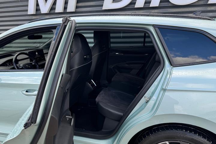 Turquoise Skoda Enyaq fra 2024