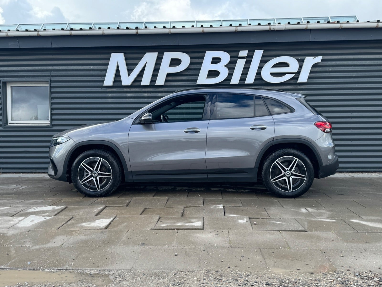 Grå Mercedes EQA300 fra 2024