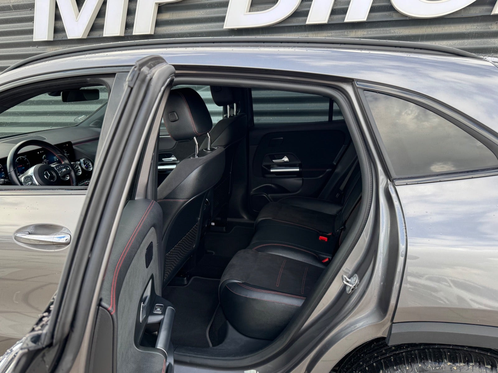 Grå Mercedes EQA300 fra 2024