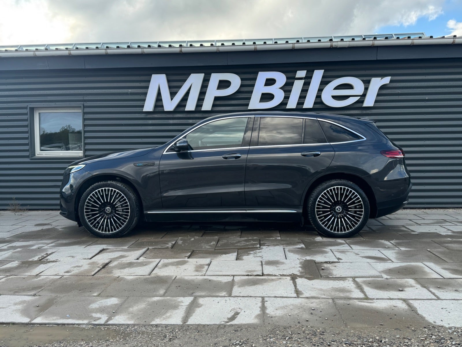 Grå Mercedes EQC400 fra 2023