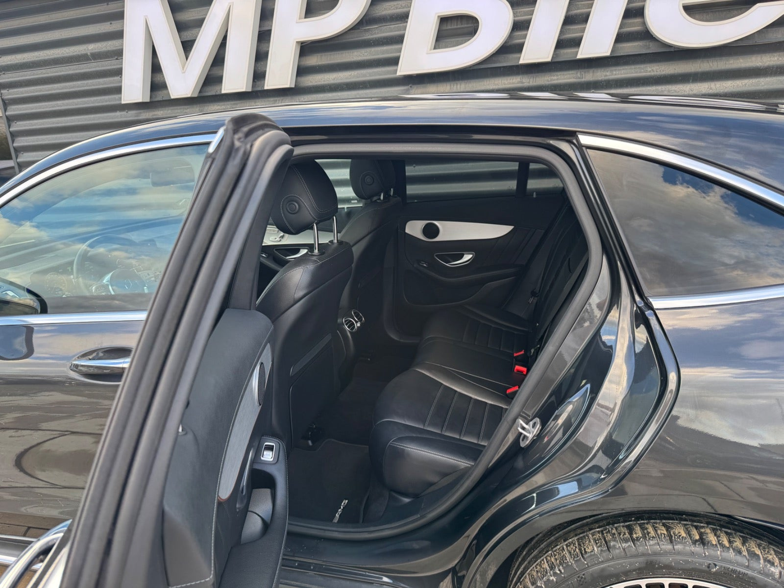 Grå Mercedes EQC400 fra 2023