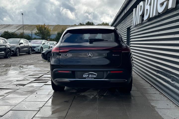 Grøn Mercedes EQC400 fra 2023